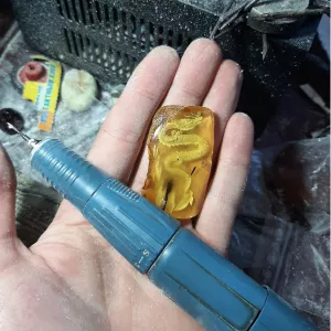 Резьба по янтарю 